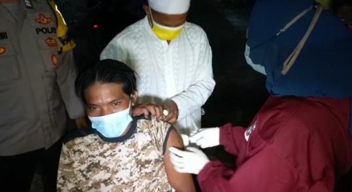 VAKSINASI:Â  Dor To Dor,Â Ratusan Nelayan Pesisir Pantai Terima Suntik Vaksin